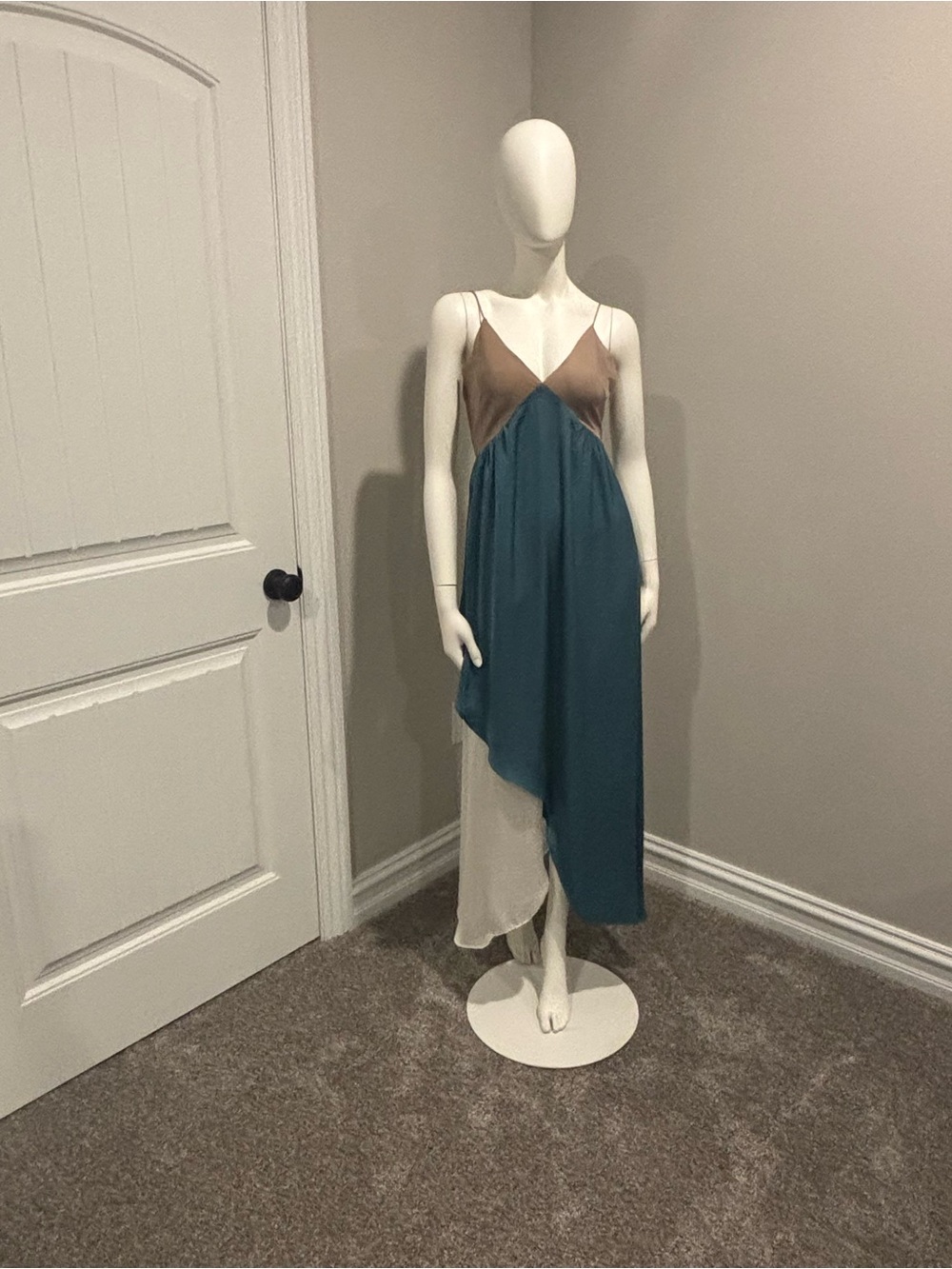 Promesa Color Block V Neck Flowy Backless Maxi Dress
